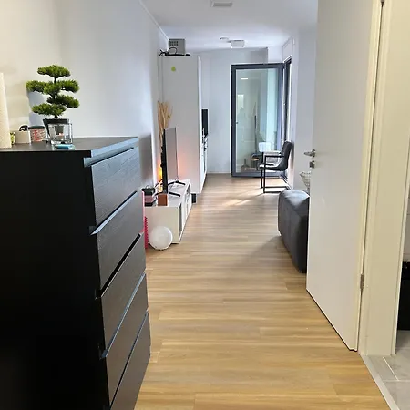 Moeblierte 2-zimmer-wohnung In Der Innenstadt Von Neubau Apartment