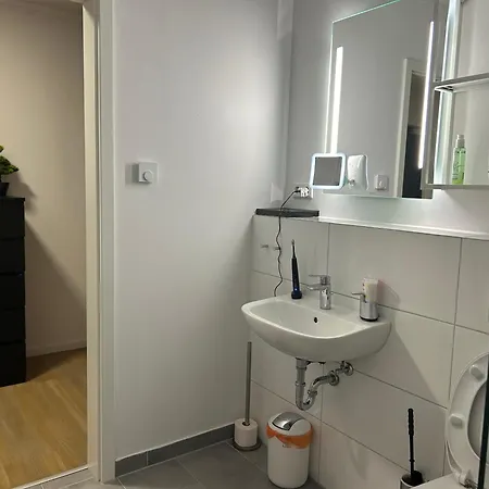 Moeblierte 2-zimmer-wohnung In Der Innenstadt Von Neubau Apartment